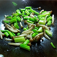 蚝油蟹味菇炒青菜的做法图解6