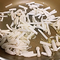 没有肉也能鲜掉眉毛的海鲜菇虾皮汤的做法图解3