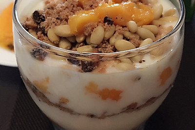 芒果酸奶层层杯