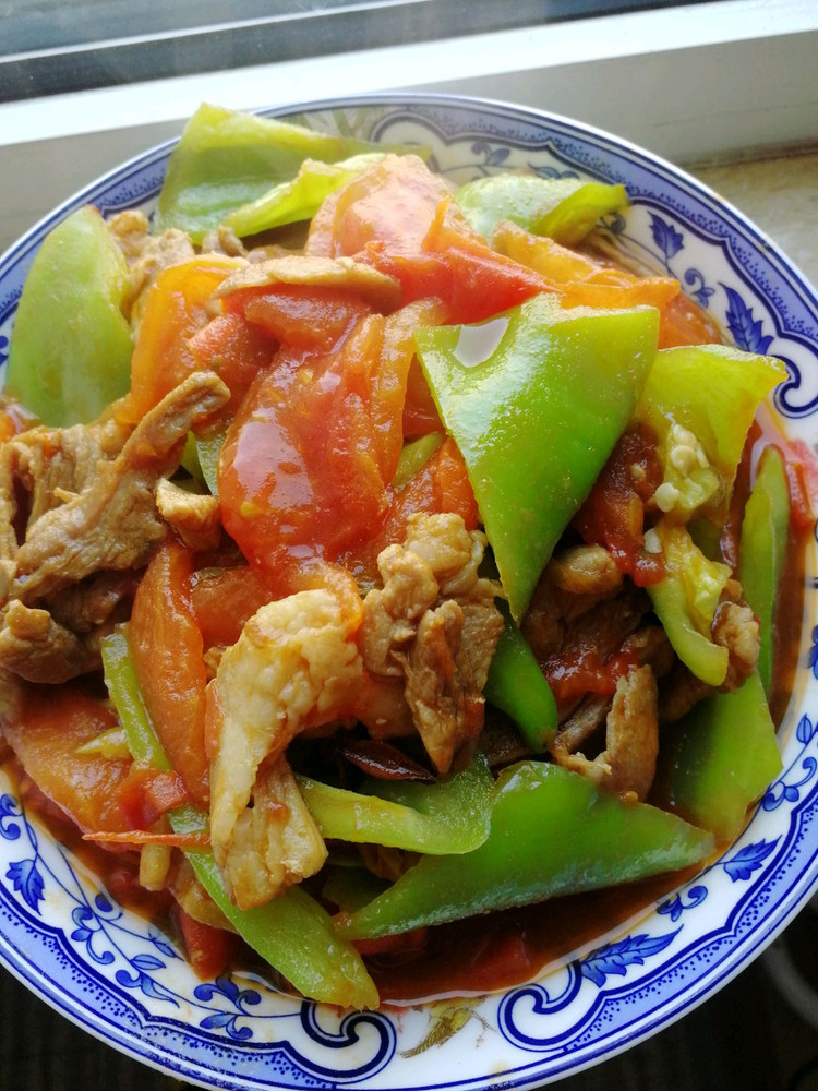 超级下饭快手菜：西红柿辣椒炒肉的做法