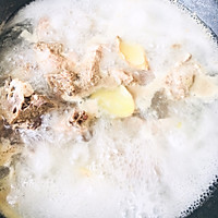 豆芽玉米排骨汤的做法图解1