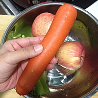 胡萝卜苹果芹菜汁的做法图解2