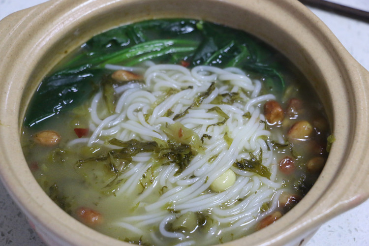 砂锅雪菜米线的做法