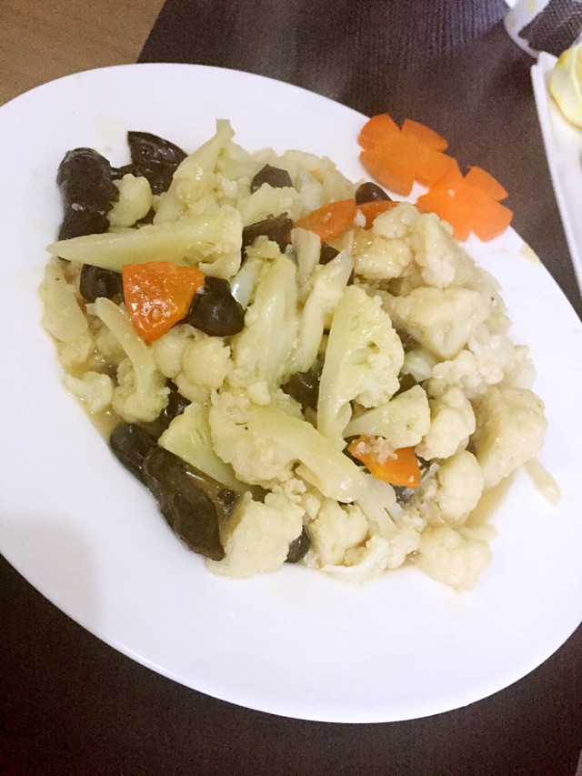 木耳炒菜花+胡萝卜的做法图解3