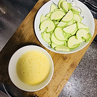 西葫芦炒鸡蛋的做法图解2