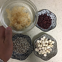 银耳莲子红豆薏米汤的做法图解1