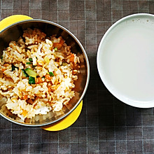 红豆豆浆+什锦蛋炒饭（黄瓜胡萝卜）