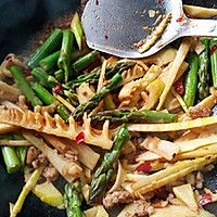 红油豆瓣酱版炒双笋的做法图解4