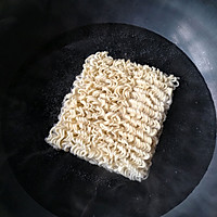 名副其实的鲜虾鱼板面——这样的泡面敲好吃！的做法图解8