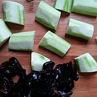 适合小朋友的蔬菜烩——虾皮丝瓜黑木耳的做法图解1