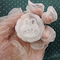 咸蛋黄肉松紫薯冰皮月饼的做法图解3