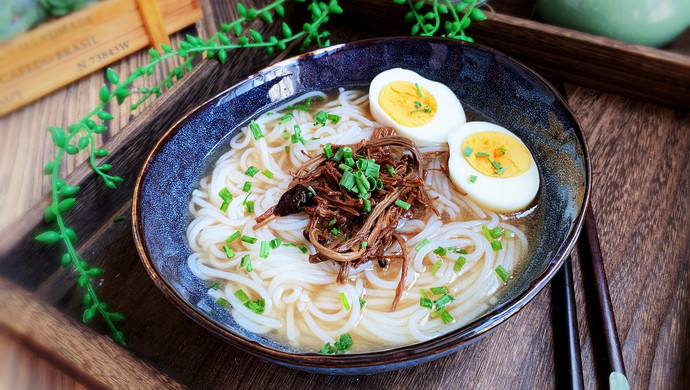 田头菇老鸡汤米粉