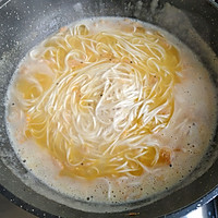 #网红美食我来做#咸蛋黄鲜虾面的做法图解7