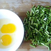 蒜苔煎蛋的做法图解1