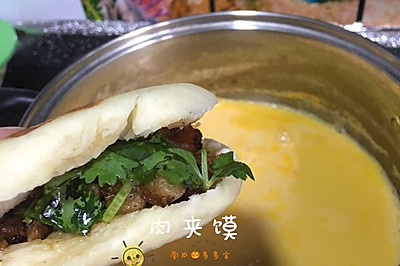 肉夹馍＋黄豆枸杞燕麦豆浆