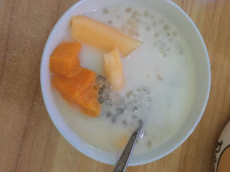红豆芒果哈密瓜椰汁西米露的做法
