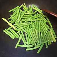 豇豆炒茄子的做法图解7