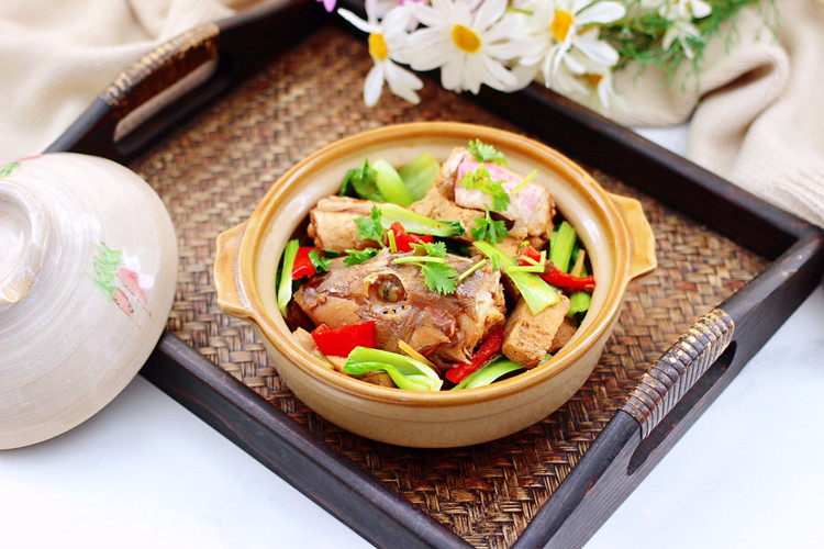 红蟹鱼酱焖冻豆腐的做法