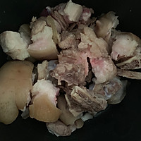 酱香猪脚闷黄豆的做法图解1