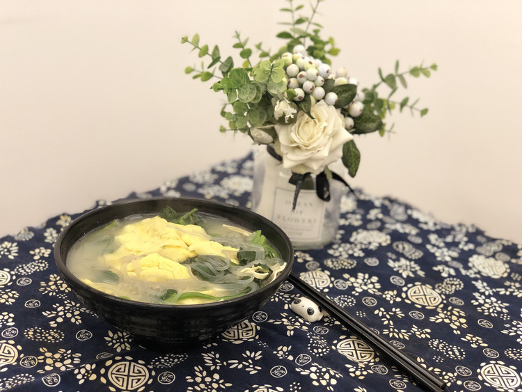 蛋饺菠菜粉丝汤～冬日暖汤的做法