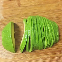 超简单的牛油果玫瑰花的做法图解2