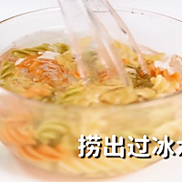 大虾螺丝面沙拉的做法，小兔奔跑轻食简餐教程的做法图解2