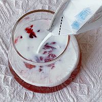 #轻饮蔓生活#蔓越莓果冻鲜牛乳的做法图解5