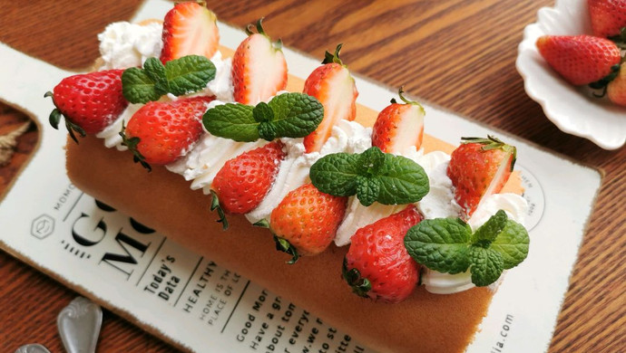 春天的颜色，草莓蛋糕卷