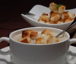 奶油蘑菇汤配烤面包丁的做法