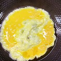#年在一起 鲜才够味# 三文鱼榆钱蛋炒饭的做法图解2