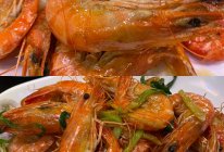 香葱姜油焖斑节虾，汁多肉弹真的好吃的做法