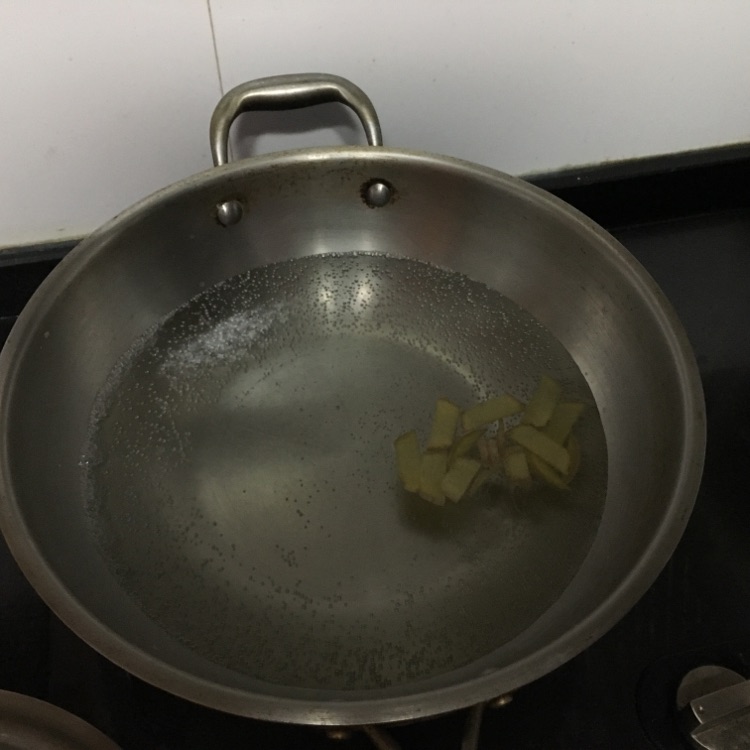 冬日鲫鱼清汤的做法图解1