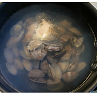 蛤蜊土豆汤的做法图解1
