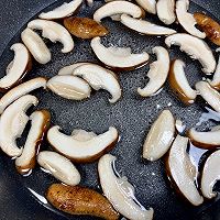 青椒香菇炒鸡蛋的做法图解2