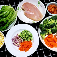 高蛋白轻食套餐：无油鸡胸肉汉堡+黑椒玉米粒+鲜蔬豆腐汤的做法图解1