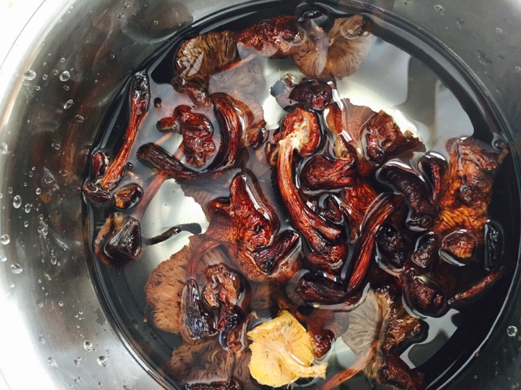 小鸡炖蘑菇粉条的做法图解2