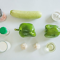 奶绿色的烤青椒芝士意面酱的做法图解1