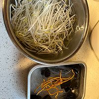 雪菜笋丝豆芽虫草花青椒黑木耳炒粉丝(适合孕妇、减肥、补铁)的做法图解1