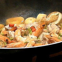 蘑菇鸡丁虾（豆油伯缸底酱油）的做法图解4