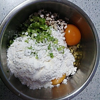 土鸡蛋香菇芹菜饼的做法图解2