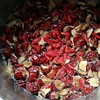 红枣枸杞姜茶——冬季暖身的做法图解3
