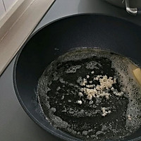 墨鱼汁海鲜炒饭的做法图解2