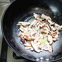 #夏至日，大口吃面#香菇肉丝面的做法图解5