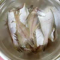 酥炸偏口鱼的做法图解1