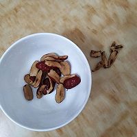 鲫鱼红枣浓汤的做法图解1
