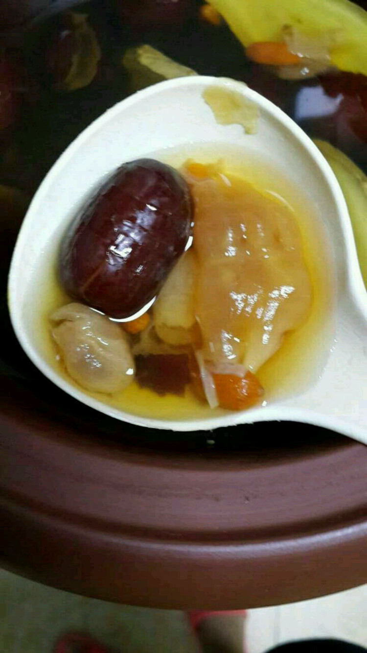 花胶红枣桂圆糖水的做法