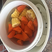 胡萝卜玉米炖龙骨的做法图解4