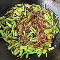 芹菜炒粉的做法图解3