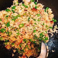 上班族必备芦笋腊肉炒饭的做法图解6