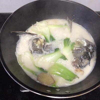 菜梗子鱼头汤